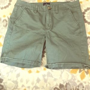 American Eagle Bermuda shorts. Navy green size 10